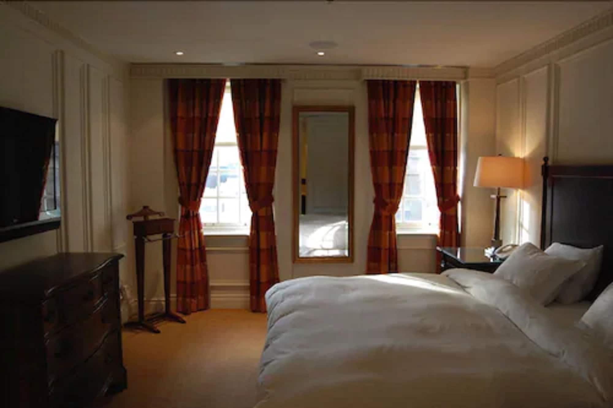 DELUXE, SUITE, KING BED, SOFA