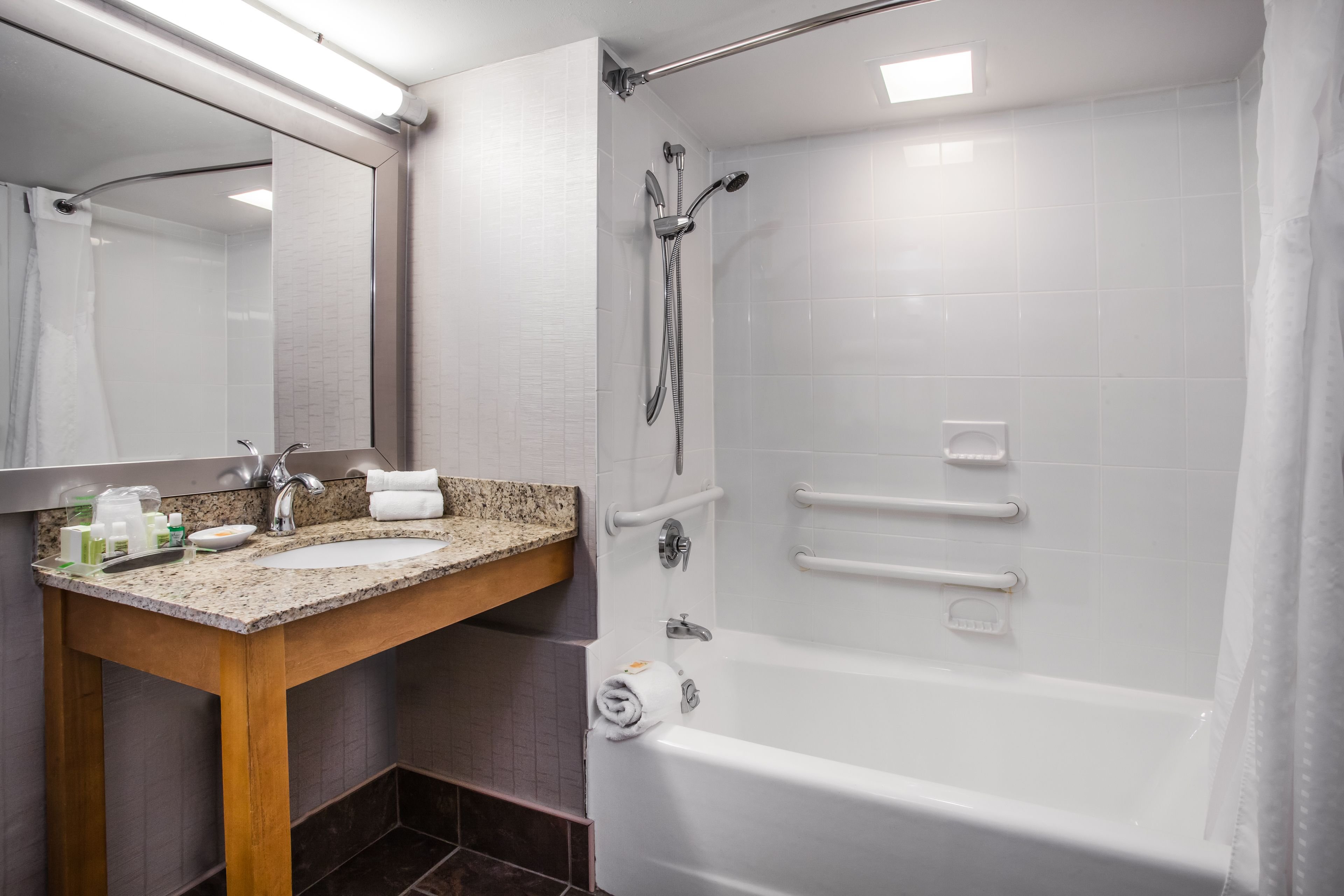 غرفة بسرير مزدوج لذوي الإعاقة، Holiday Inn Saratoga Springs 2/2