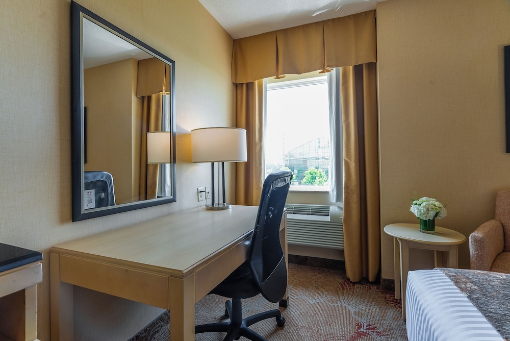 Monte Carlo Inns And Suites Downtown Markham 30/68