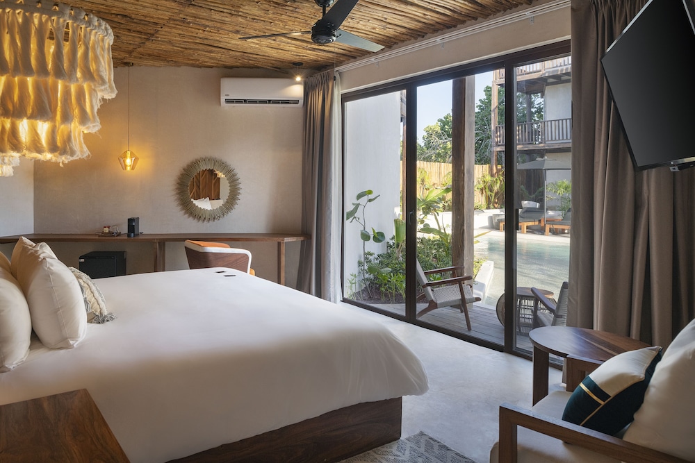 SWIM UP, DELUXE, KING BED