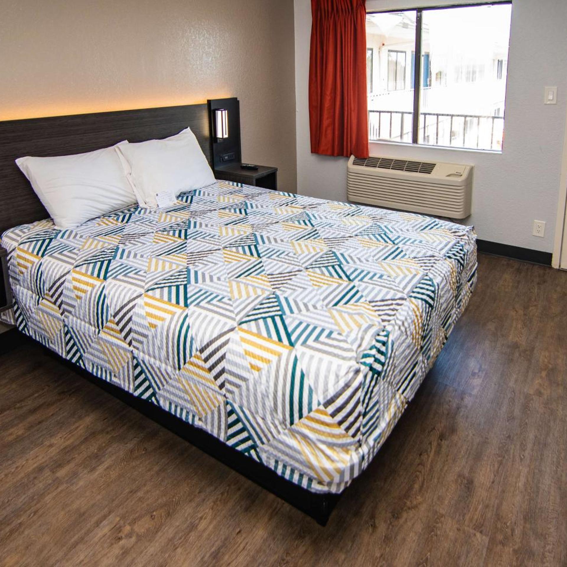 1 Queen Bed ADA/Tub 3/10