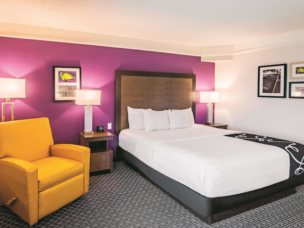 La Quinta Inn & Suites by Wyndham Fort Worth City View 9/48