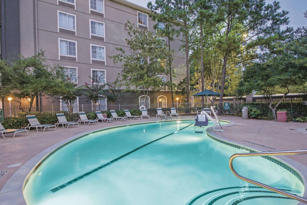 La Quinta Inn & Suites by Wyndham Houston Bush IAH South