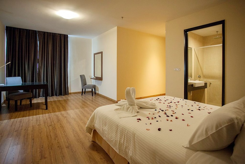 Cathayana Hotel 8/25