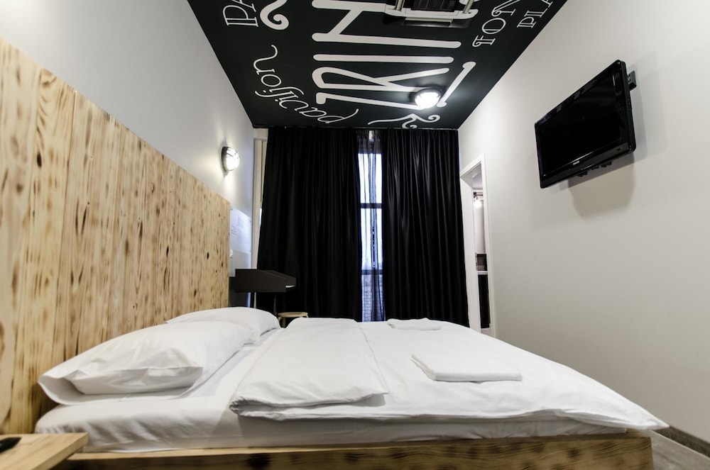 Main Square Hostel 18/40
