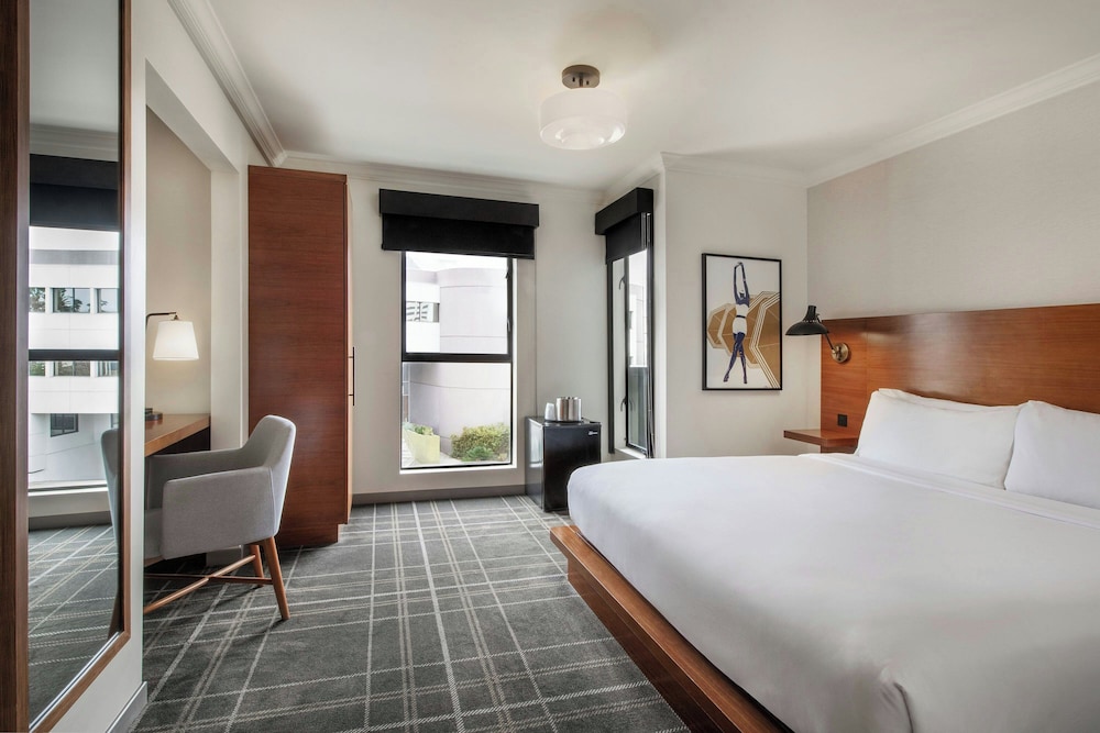 ROOM, KING BED