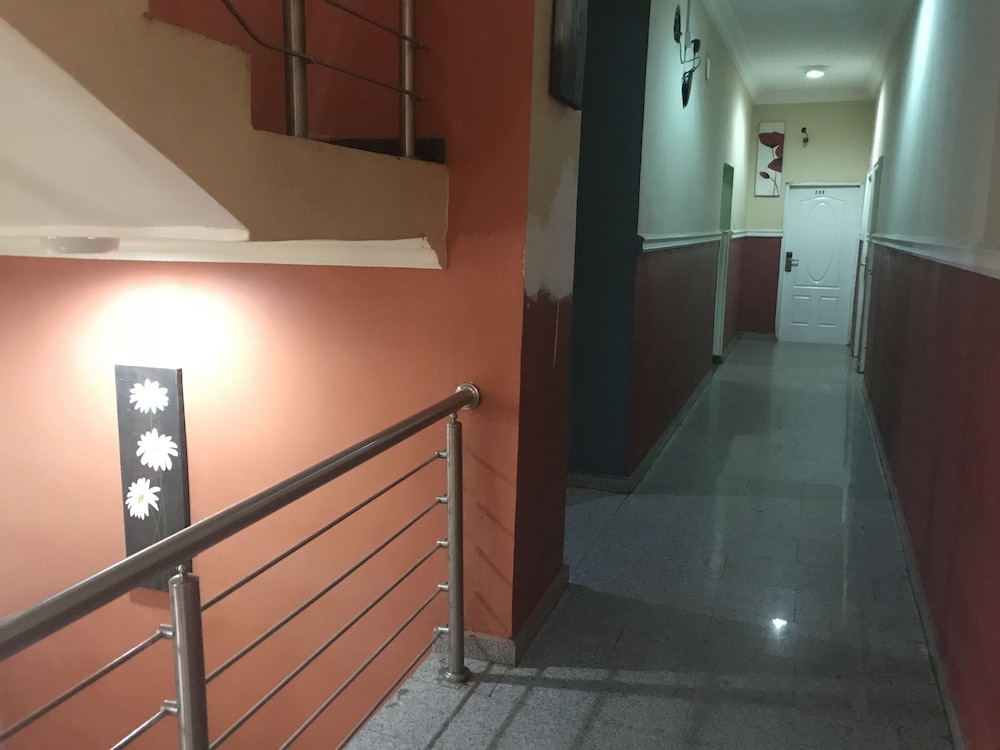 Richmond Hills Suites 3/20