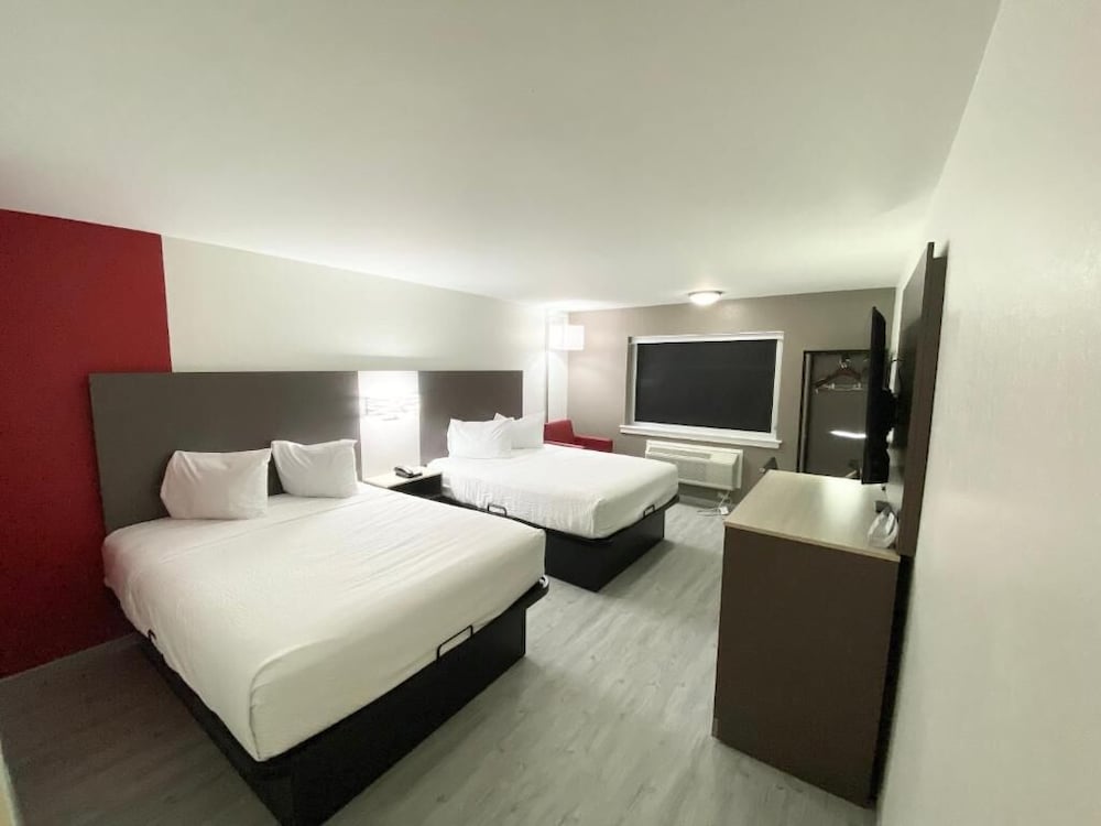 Room, 2 Queen Beds, Exterior Entrance، Ramada By Wyndham Tuscaloosa 3/10