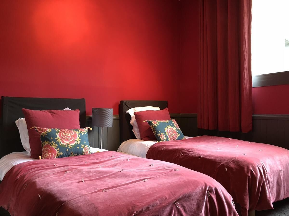 2 BEDROOMS, SUITE