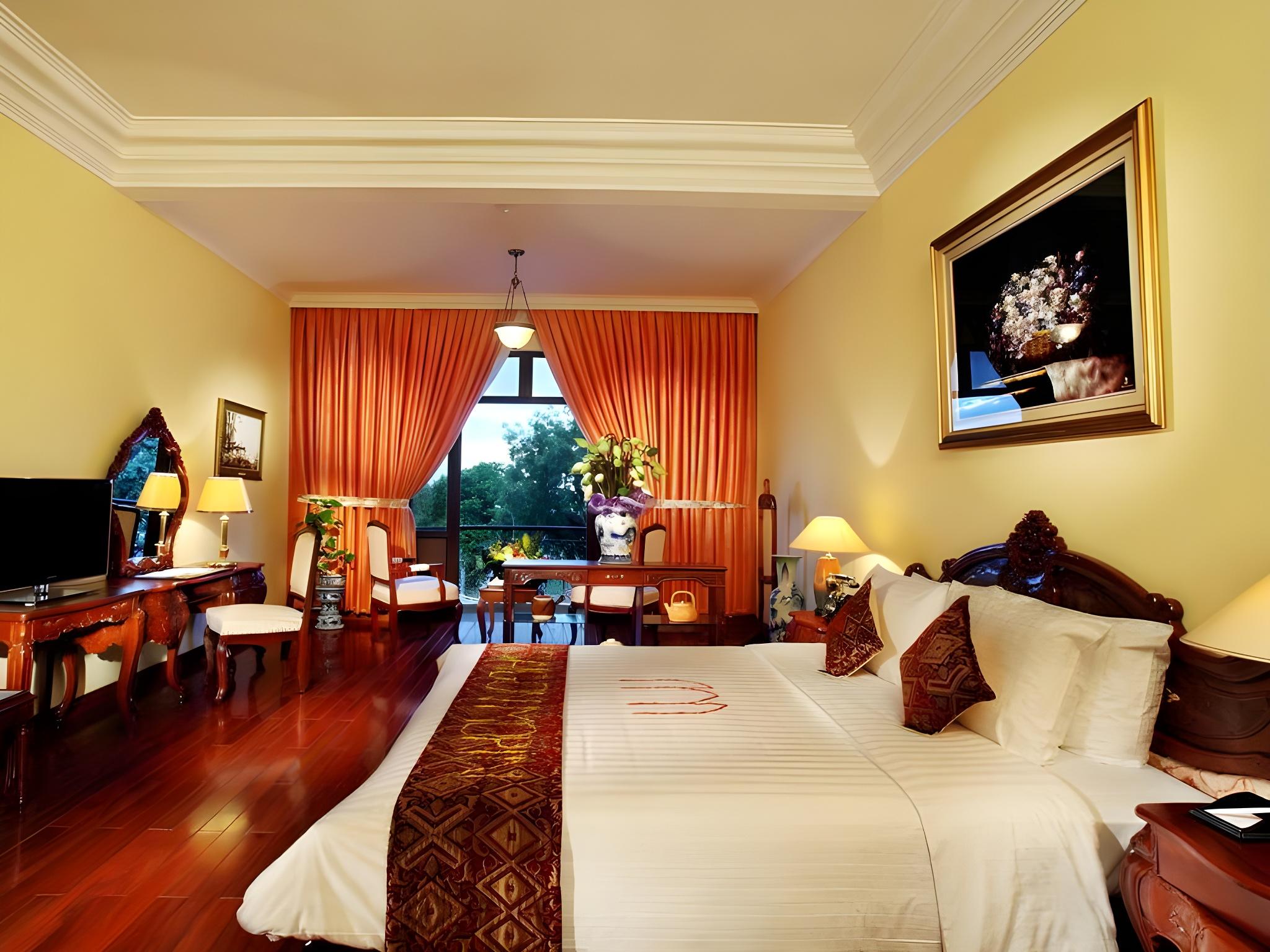 Colonial, Suite, King Bed