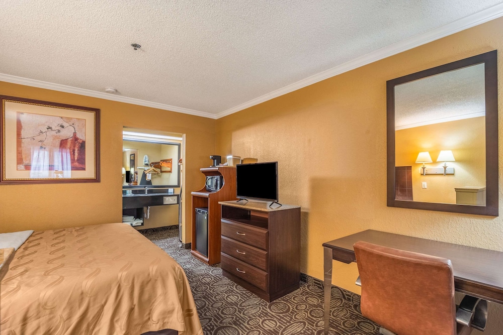 Quality Inn and Suites Ft Jackson Maingate 24/35