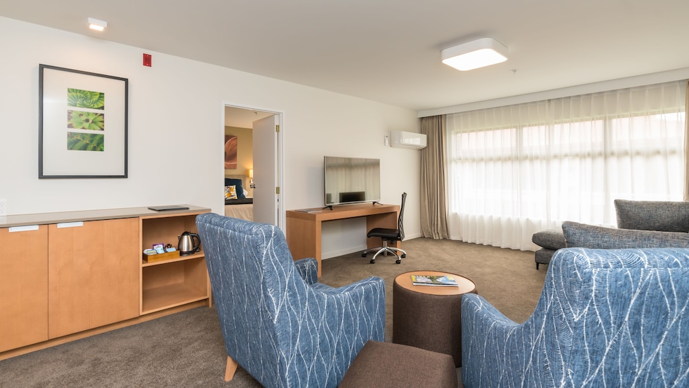 Distinction Hamilton Hotel Conference Centre 35/50
