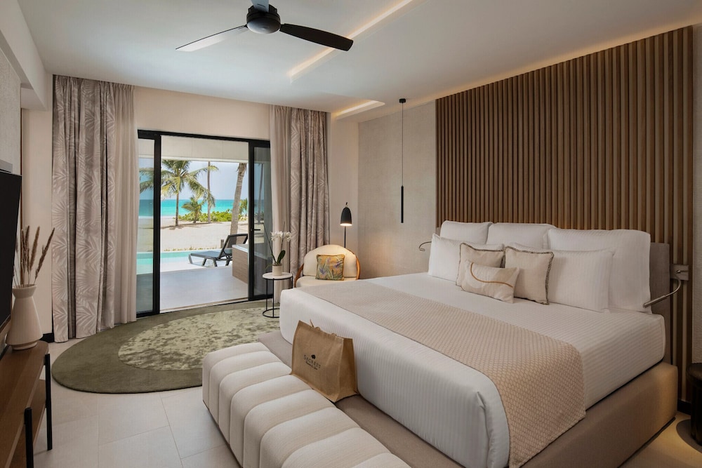 Preferred Club, Swim Out, Master, Suite, King Bed, Ocean Front