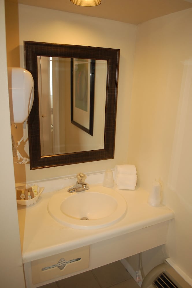The White Sands Oceanfront Resort & Spa 67/70