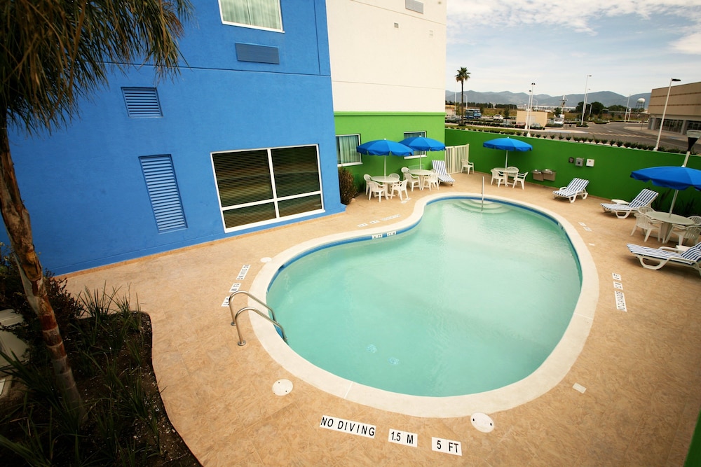 Holiday Inn Express Hotel and Suites Toluca Zona Aeropuerto 64/72