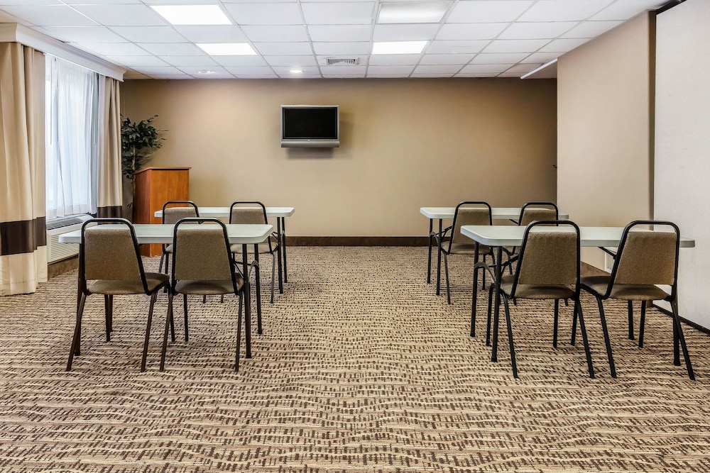 Comfort Inn And Suites Airport American Way 32/42