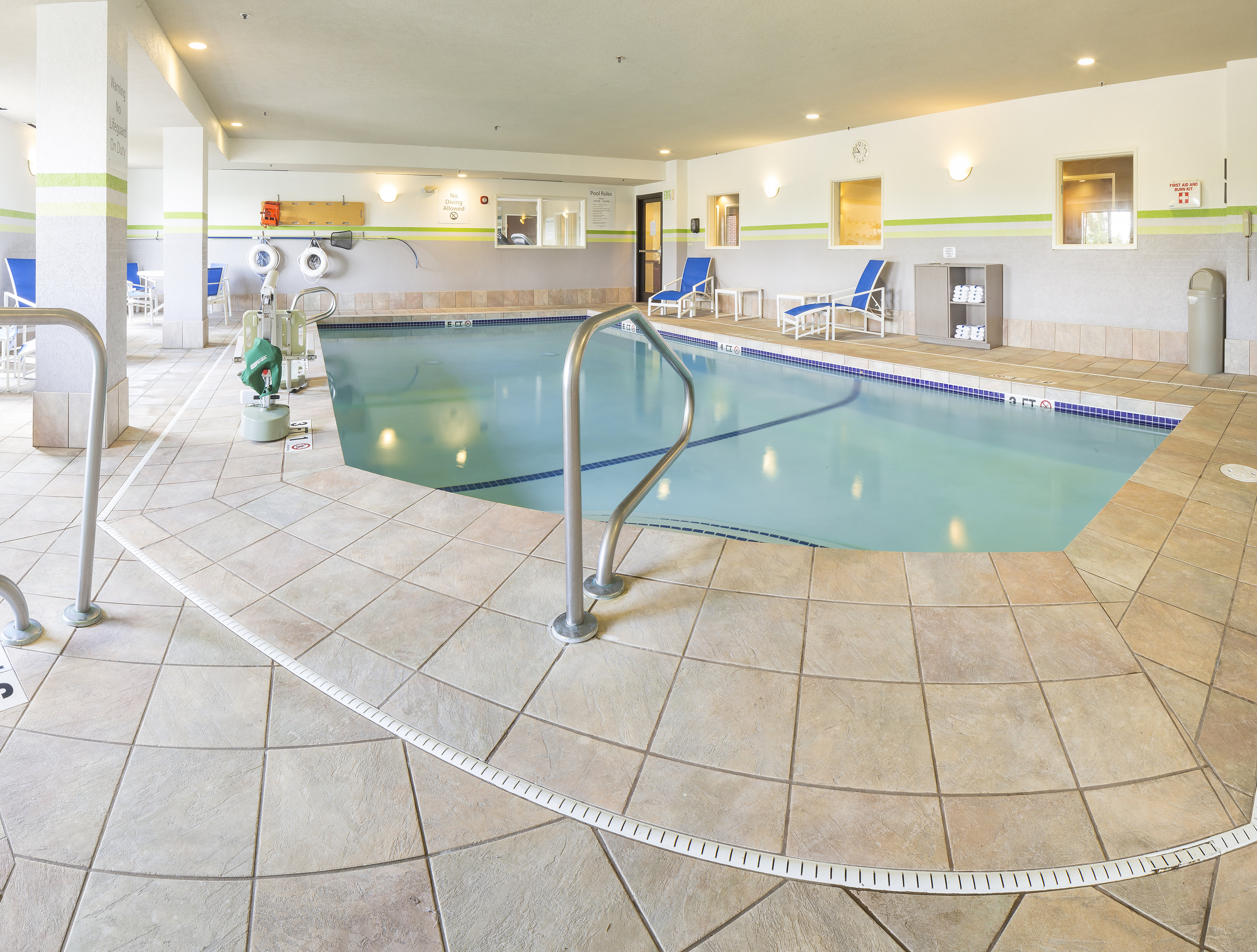 Holiday Inn Express Hotel And Suites Manchester Airport 41/72