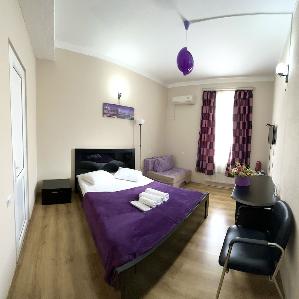 Qeroli Hotel 12/50