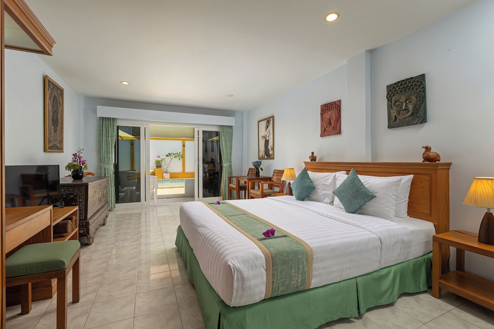Superior, Studio, King Bed, Pool Access
