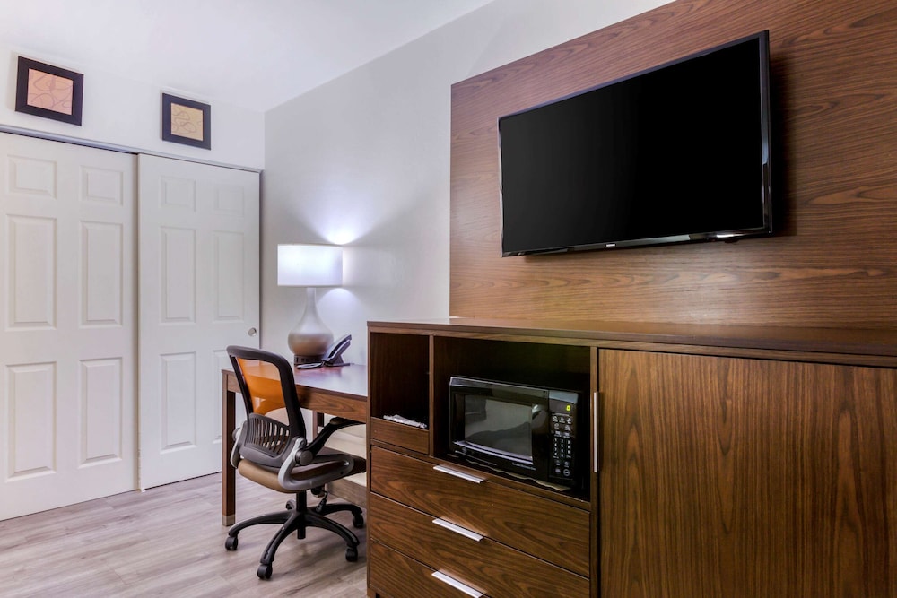 Comfort Suites Tucson near Sabino Canyon 43/47