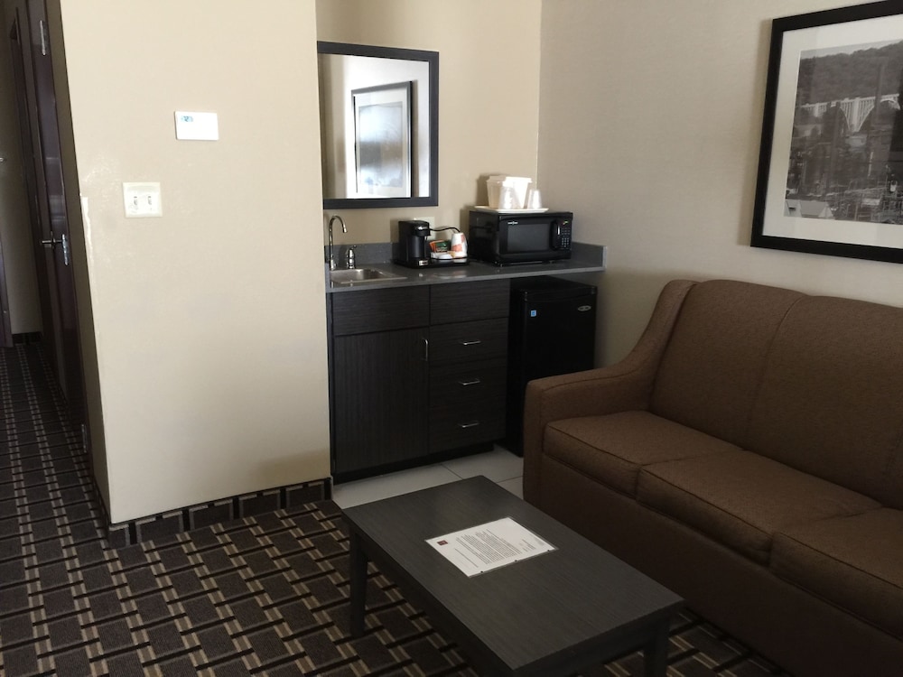 Comfort Suites Uniontown, PA 12/44