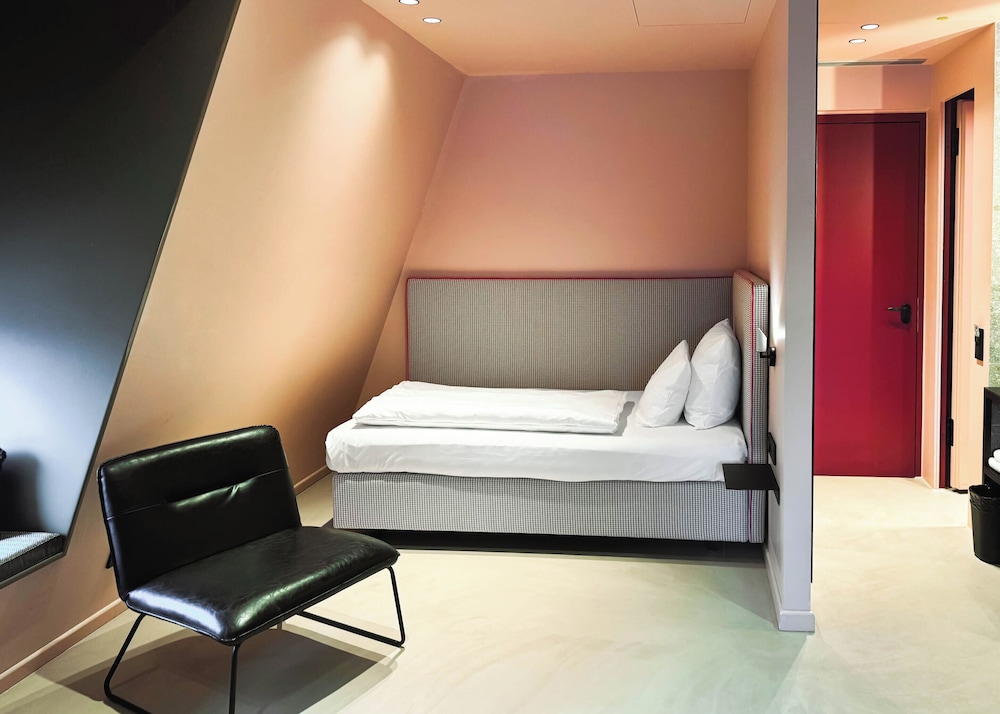 ROOM, TWIN BEDS