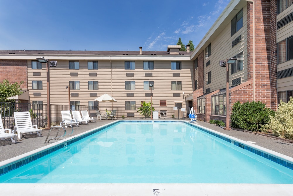 Quality Inn & Suites Clackamas - Portland 1/43