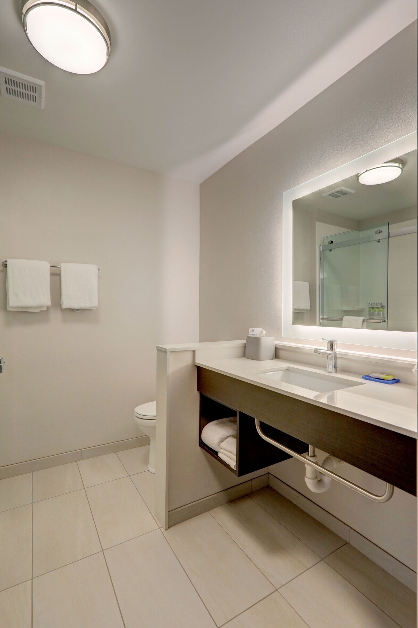 غرفة قياسية بسرير فردي مع أريكة، Holiday Inn Express & Suites Auburn Downtown 2/3