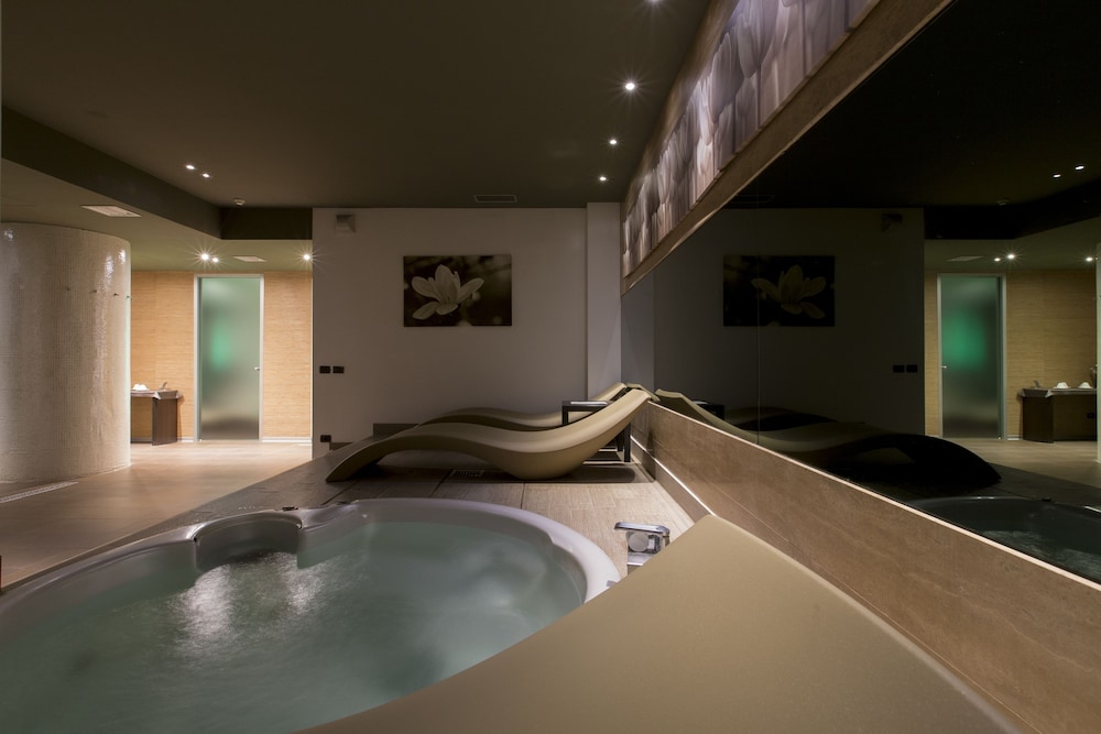 swimming pool spa