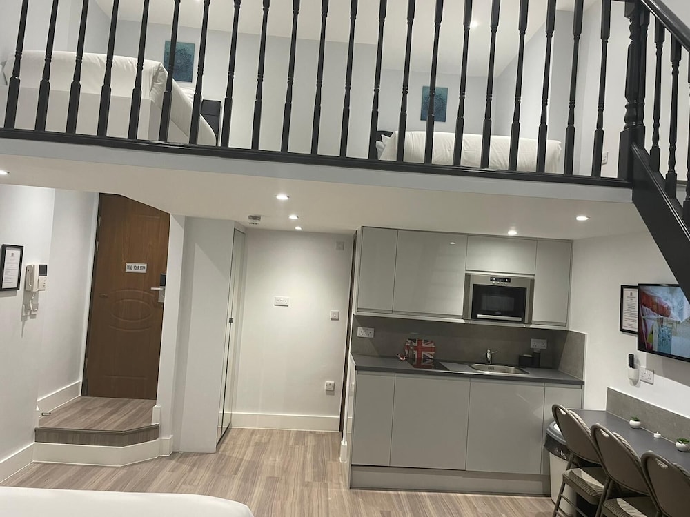 LONDON PLAZA SERVICED APARTMENTS 4/52