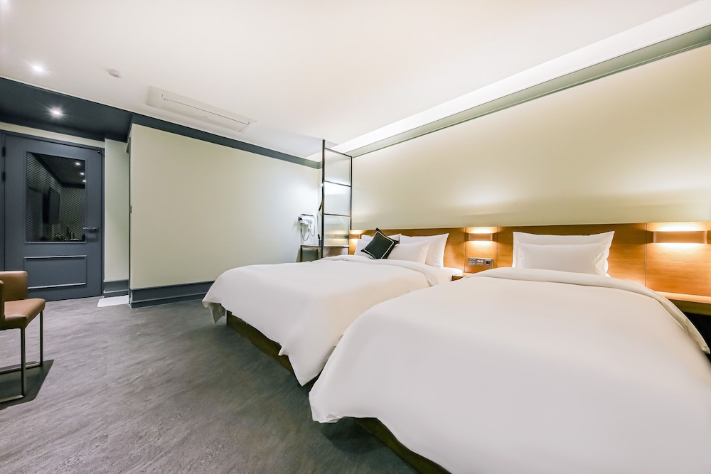 Mary Jane Hotel 14/77