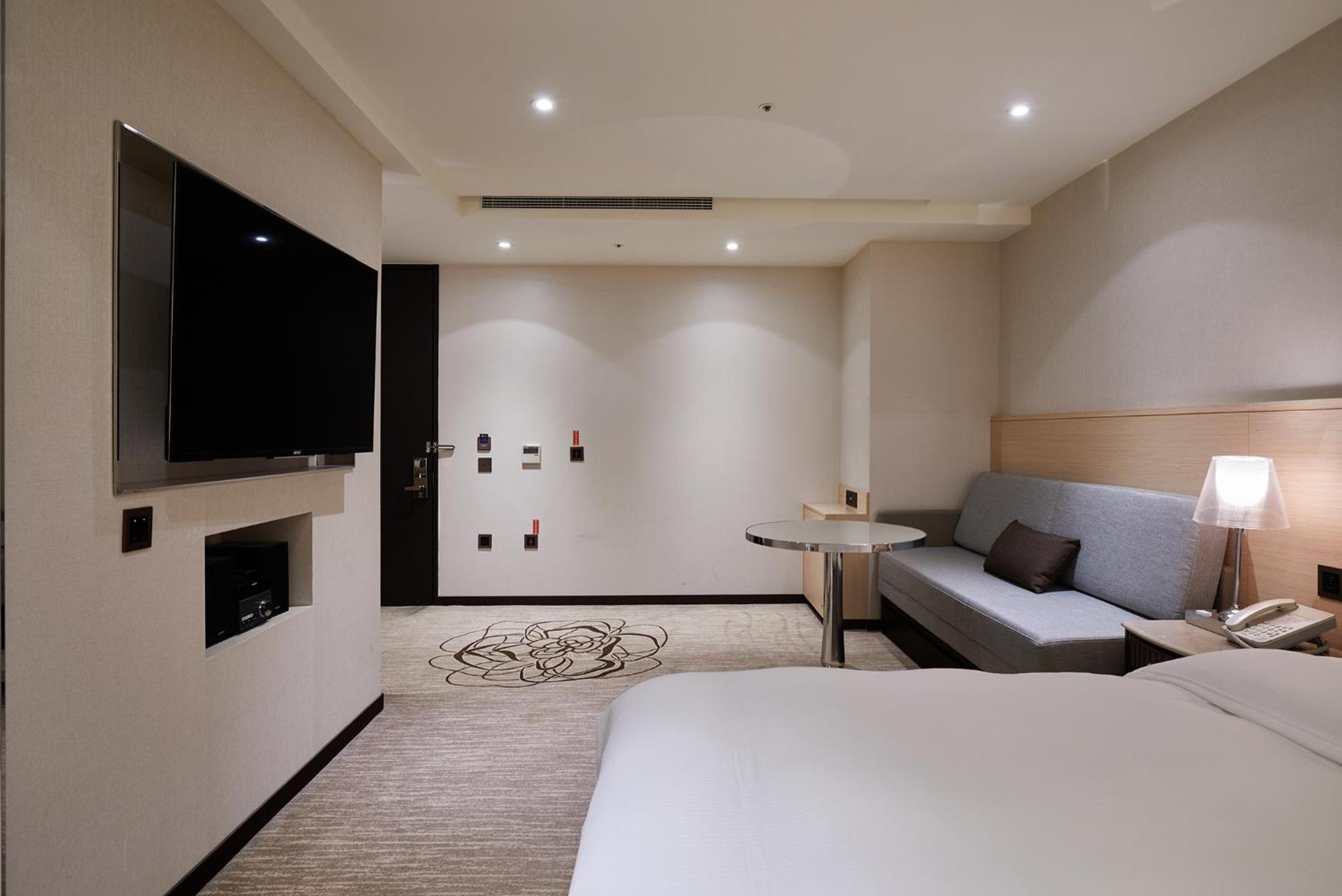 ROOM, NO WINDOW, ACCESSIBLE
