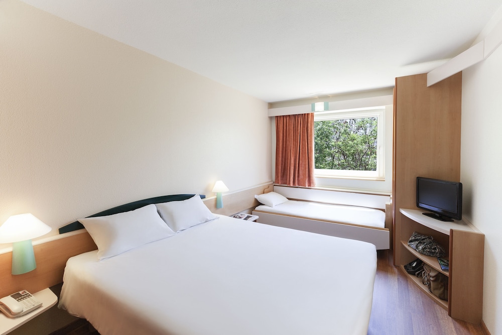 Ibis Lyon Est Bron 12/67