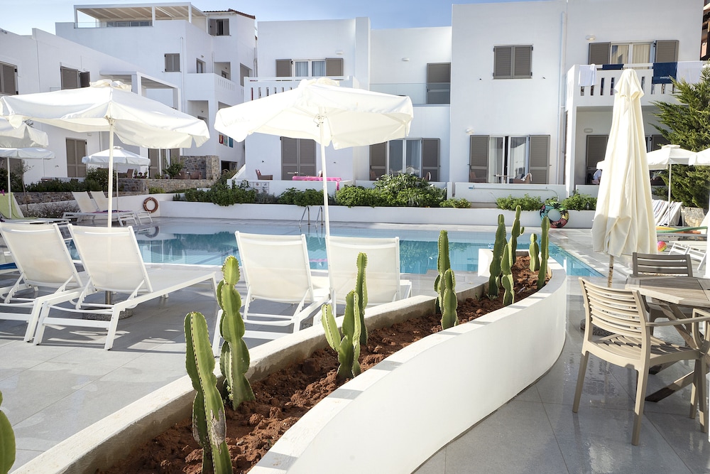 Maritimo Beach Hotel 58/65