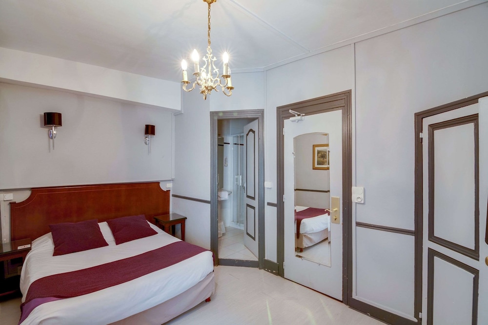 Brit Hotel Les Comtes de Champagne Centre Historique 7/50