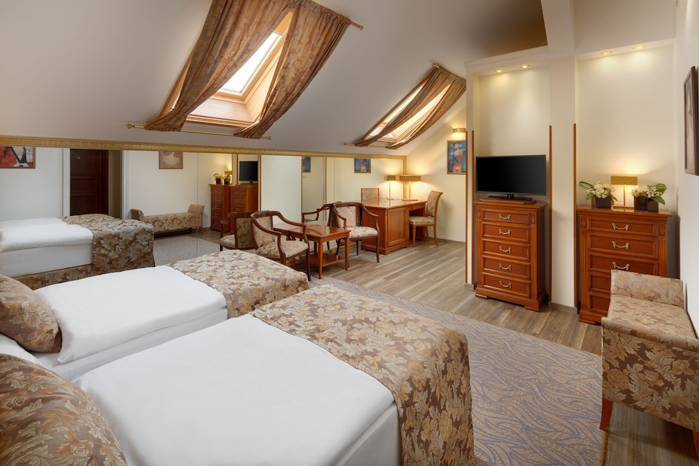 STANDARD DOUBLE OR TWIN ROOM (For 2 adults, 0 children and 0 infants)