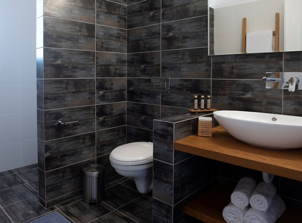 Valery Suites 50/54