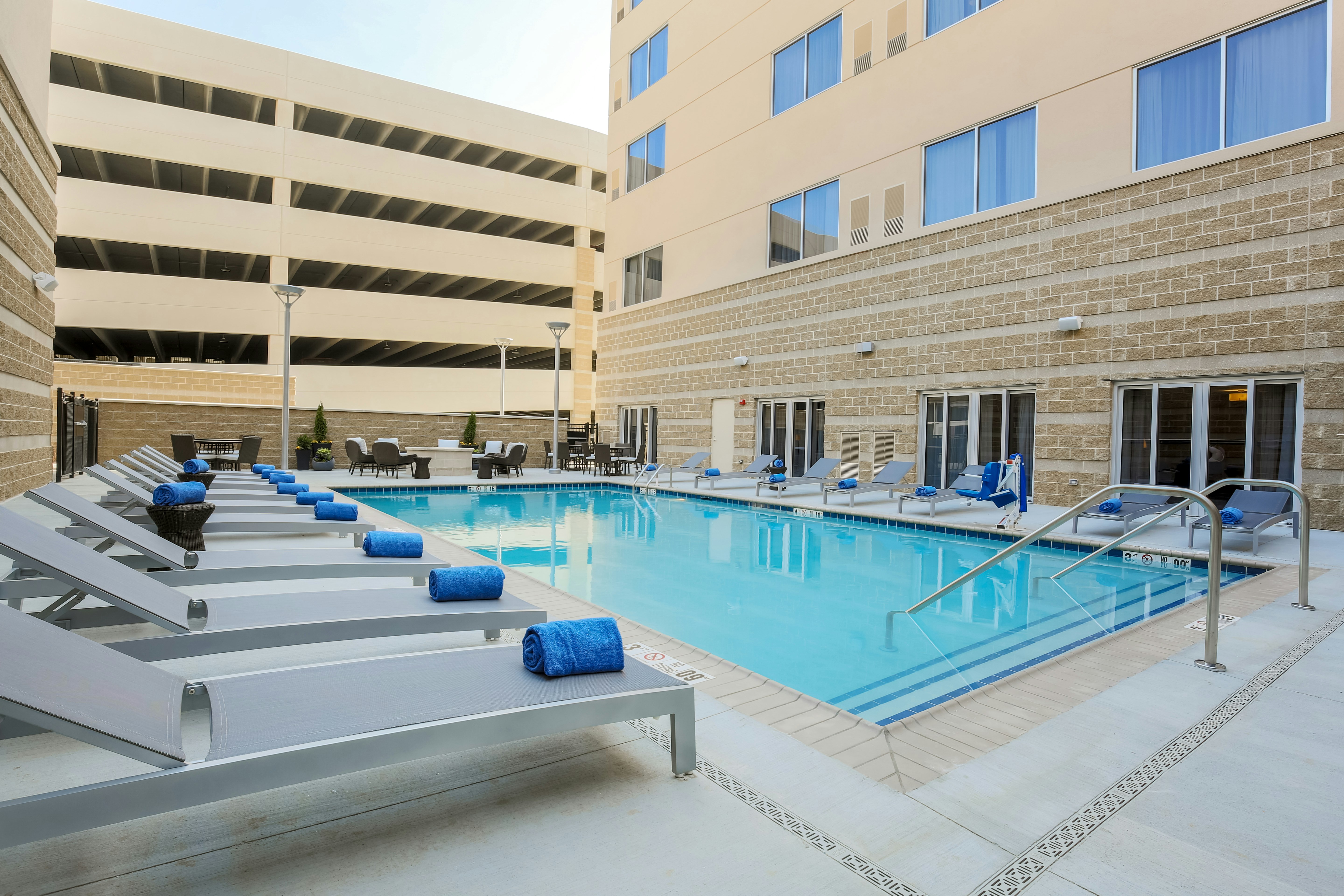 DOUBLETREE BY HILTON EVANSVILLE 74/74
