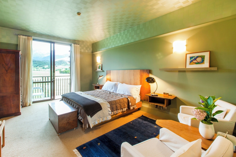 Lodge, King Bed