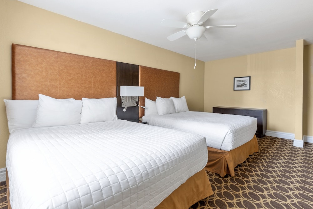 1 Bedroom, Suite, 2 Queen Beds, Pool Side, Sofa