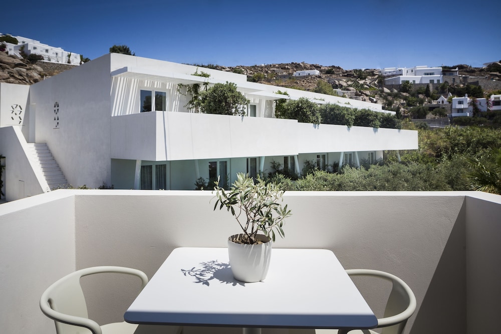 Mykonos Dove Beachfront Hotel 66/73