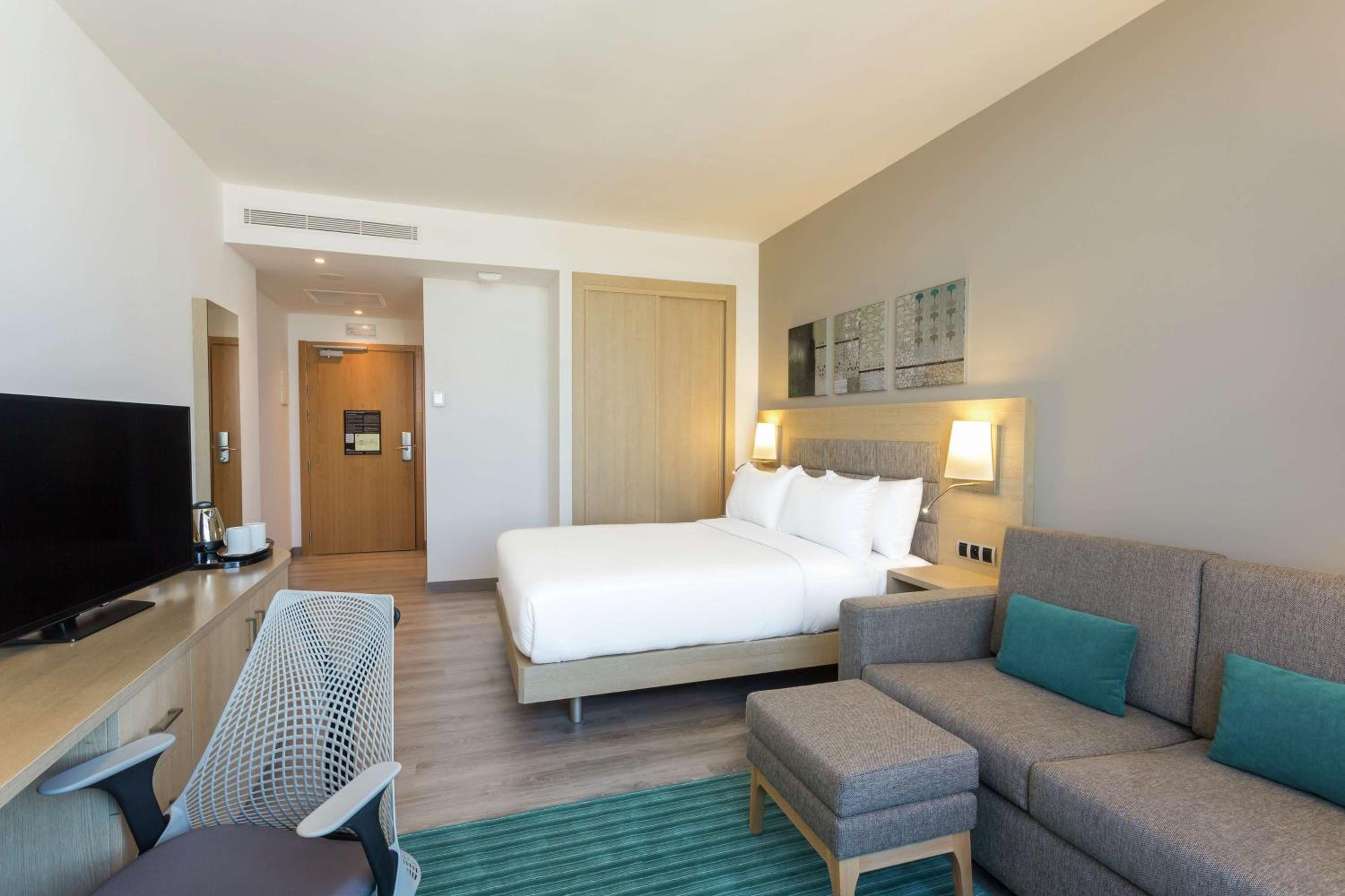 غرفة عائلية بسرير كوين بإطلالة على البحر مع أريكة، Hilton Garden Inn Tanger City Center 5/7