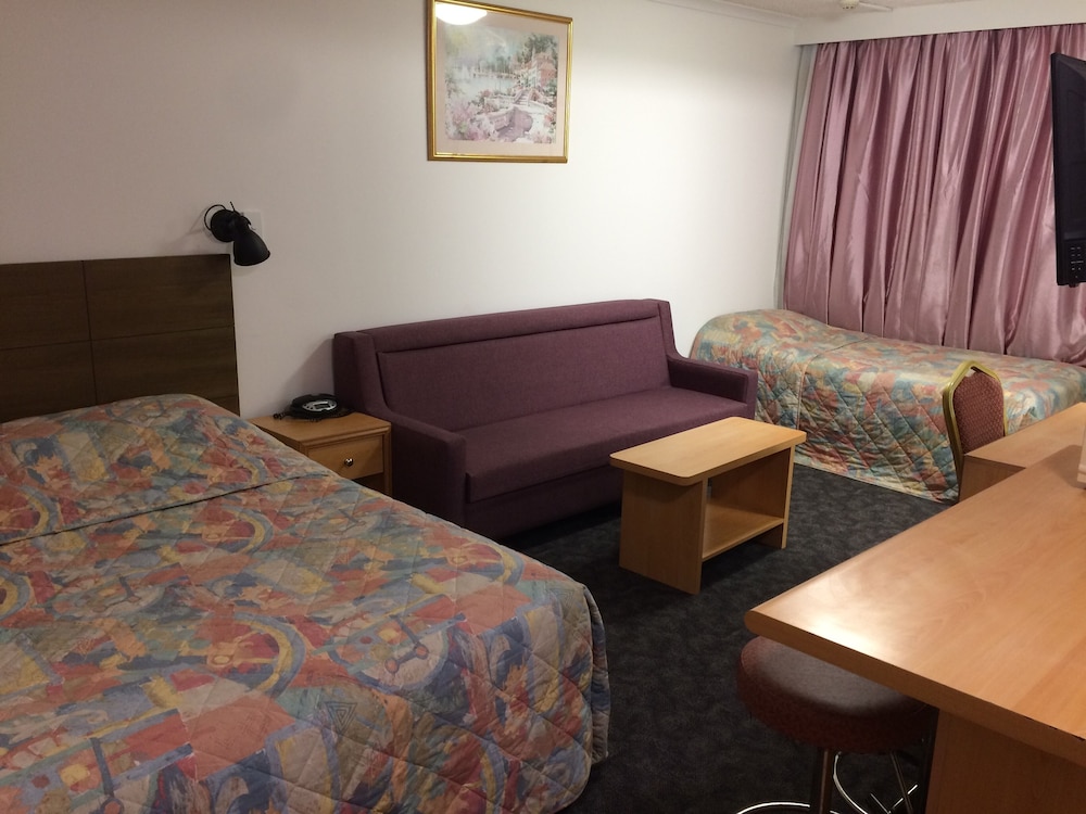 Edgecliff Lodge Motel 27/67
