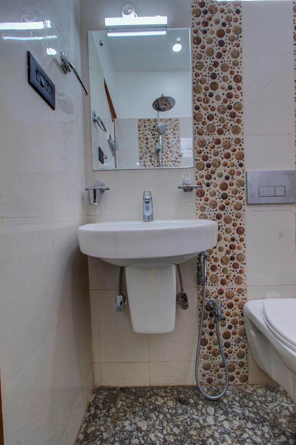 Oyo 16871 Anant Home Stay 15/18