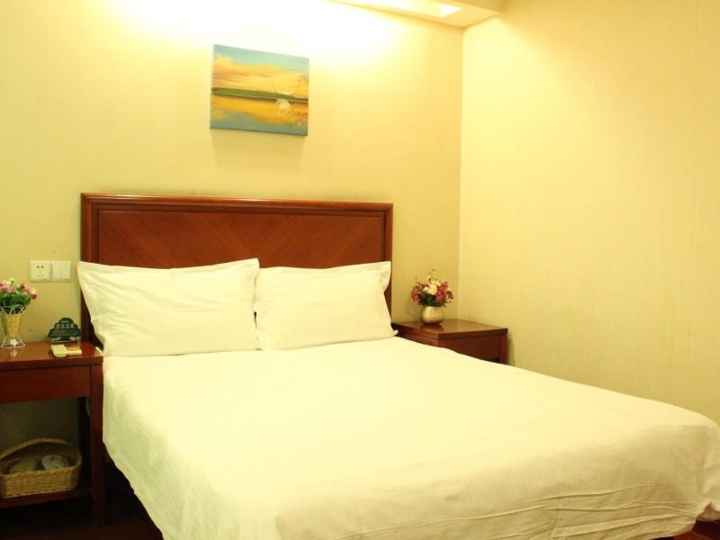GUEST ROOM, DOUBLE BED, NO WINDOW