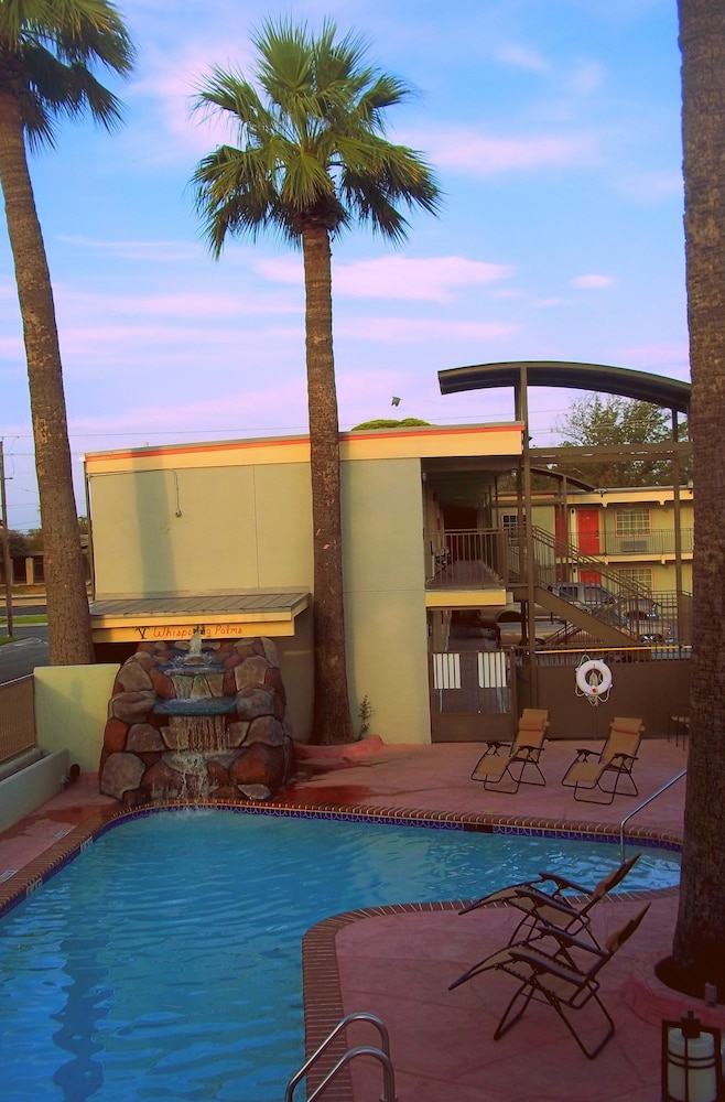 Whispering Palms Inn 16/35