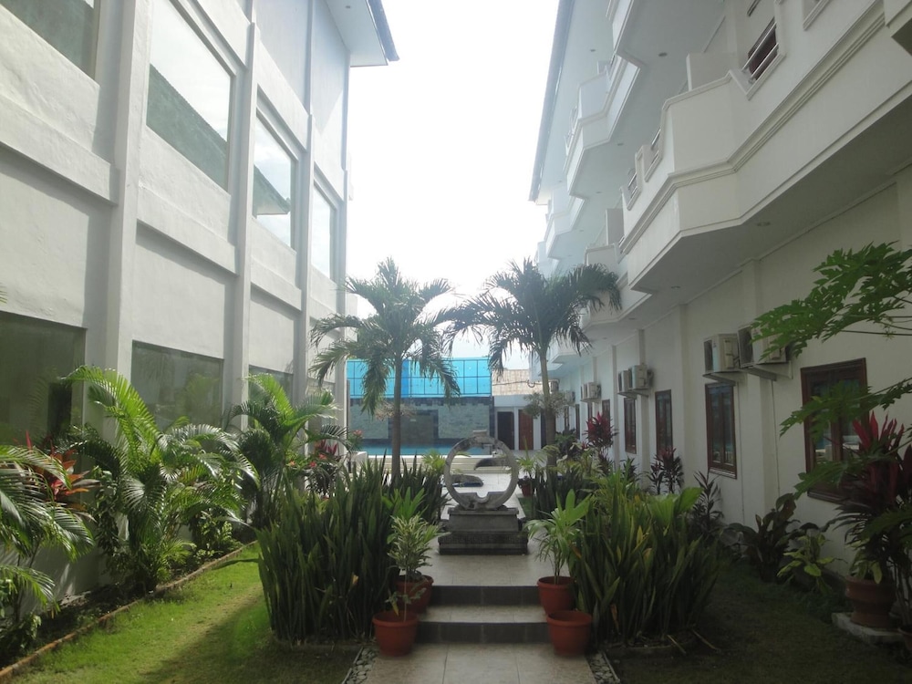 Sylvia Hotel Maumere 54/57