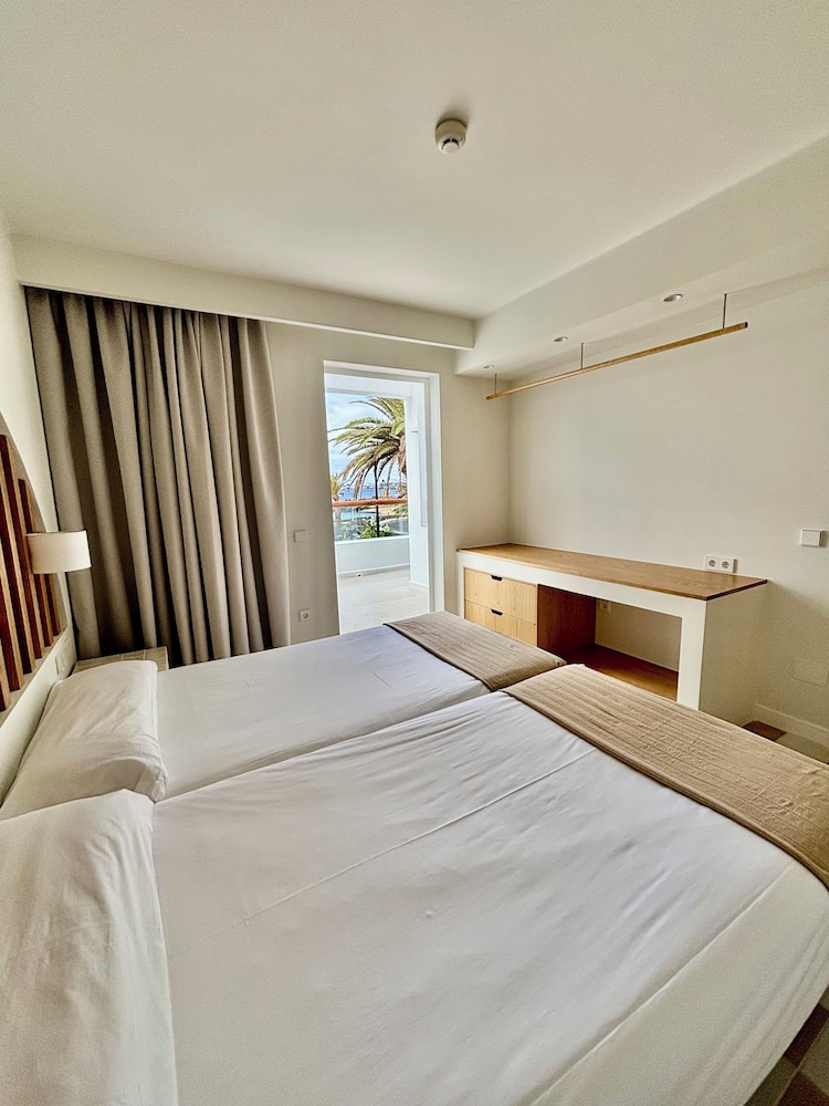 Neptuno Suites - Only Adults 11/50