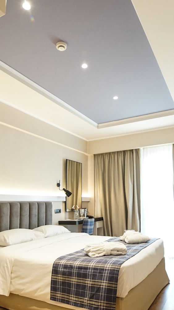 EXECUTIVE, DOUBLE OR TWIN BED