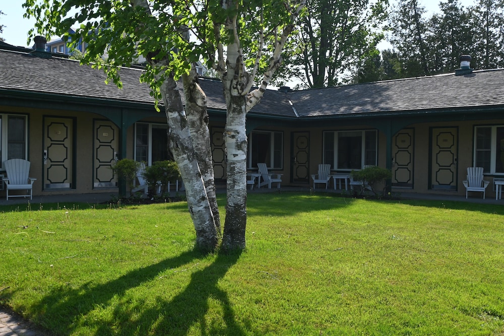 Gananoque Inn Spa 54/66